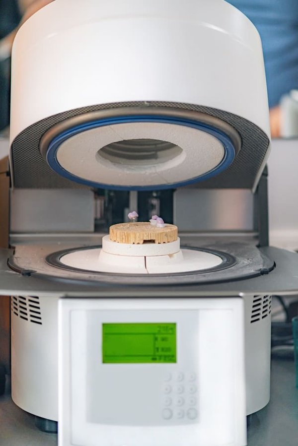 Quels sont les derniers développements en matière de prothèses bioniques contrôlées par IA ?